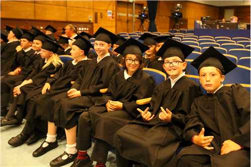  北威尔士的年轻人将在Children＆rsquo的；s大学毕业