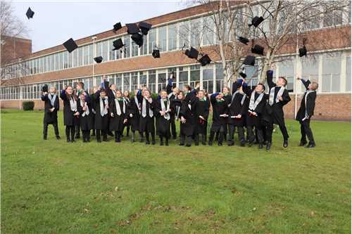  超过400名年轻成就者毕业于北威尔士儿童学院；s大学，点燃终身学习之路